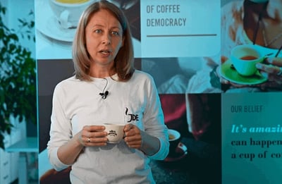 Мария Сенова Велева, мениджър отдел по качество в Nova Brasilia, държи чаша кафе Nova Brasilia